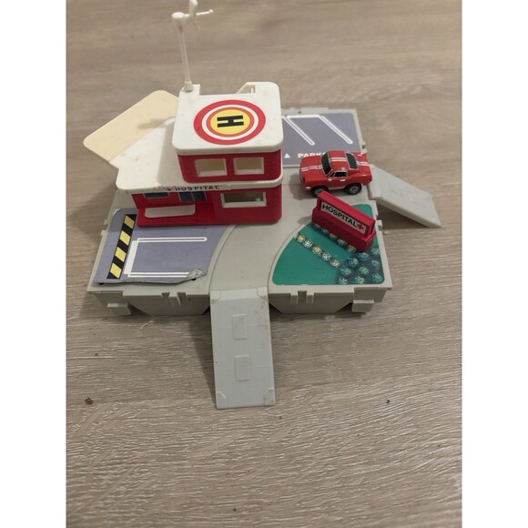 VINTAGE Micro Machines Travel City HOSPITAL Playset 1987 Galoob + Red Car - Picture 3 of 6